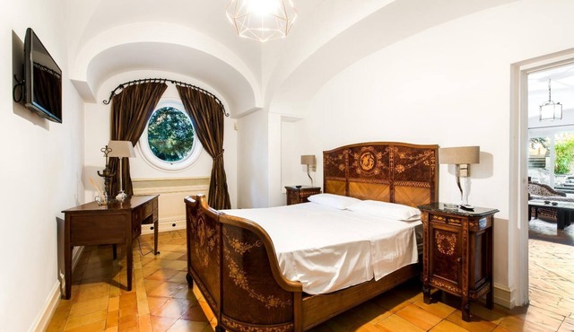 Deluxe Triple Library Room