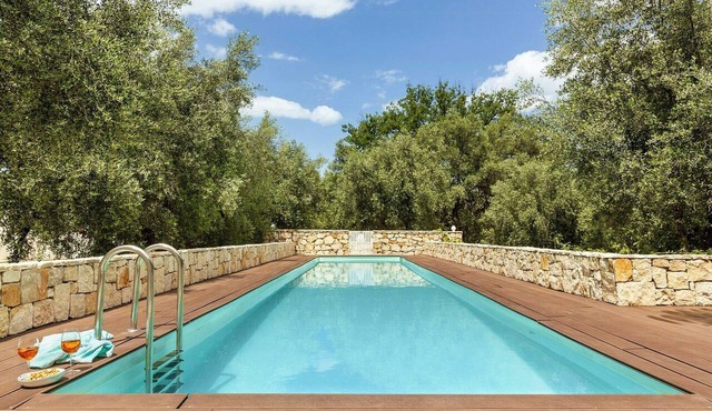 Designer house with pool in 2-hectare olive grove