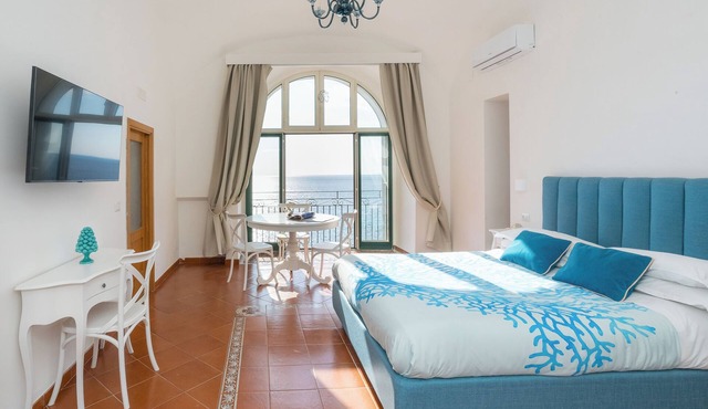DIPINTO APARTMENTS in Meta