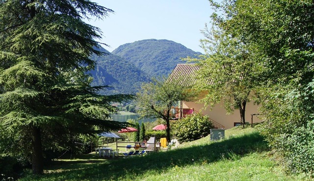 Directly on the lake on the second floor and with a garden on the first floor in Tre Capitelli
