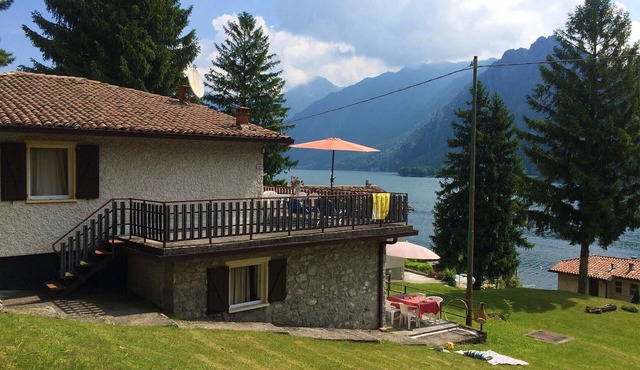 Directly on the lake with terrace and two bedrooms in Tre Capitelli