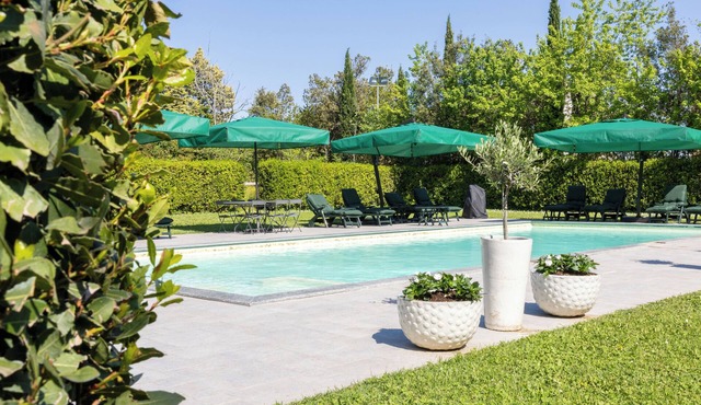 Elegant country house with private pool for families and large groups of friends