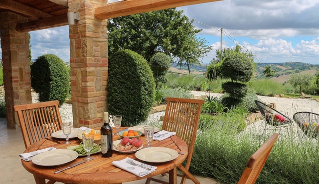 Exclusive Use Private 2 BR Villa - Swimming Pool, Large Garden & Great Views in Contrada Collalto