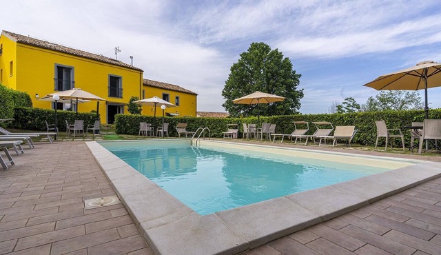 Flat 'Ginestra' with shared pool in Cessapalombo