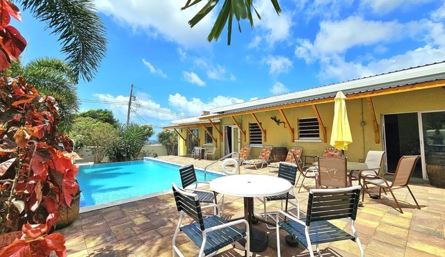 Gloria’s Retreat 3-bedroom 3.5-bathroom Villa with AC