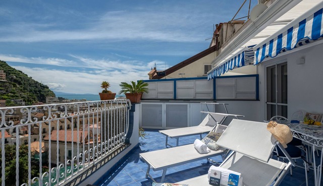 Grecale: stunning sea-view apartment with patio - up to 5 guests
