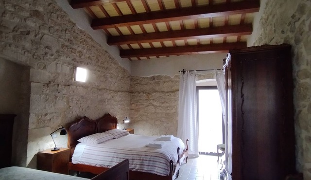 Green Apartment-Ancient country house, fenced garden, pets allowed.