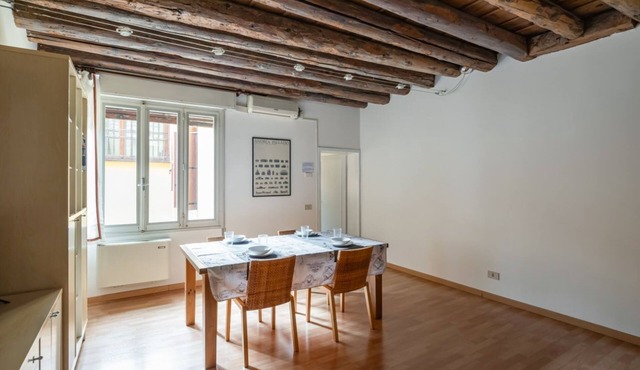 GuestHost - Comfortable apartment of 50 sqm, located on the first floor (18 steps to access), can accommodate up to 4 people.The accommodation is located in a strategic area: a few steps from the Clock Tower and Piazza dei Signori, in an enviable locatio