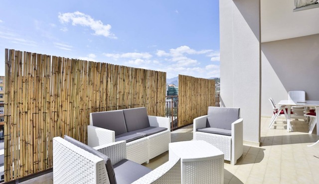 GuestHost - Large 160 sqm apartment that can comfortably accommodate 8 people, thanks to three bedrooms, two bathrooms, two living rooms and a comfortable relaxation room. Two large terraces, one on each side of the apartment (about 20 sqm each), offer o