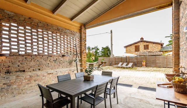 GuestHost - Spacious and elegant 200 sqm farmhouse with independent entrance, able to accommodate up to 10 people, organized on two levels, connected by an internal wooden staircase (NOT suitable for disabled people). The house is part of an ancient conv in Siena