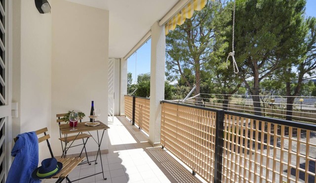 GuestHost - Spacious apartment recently renovated and able to comfortably accommodate up to 5 people, with three bedrooms, two bathrooms and two balconies. The accommodation has a convenient parking space inside the condominium park. Located just 5 minut
