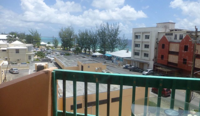 Hastings Towers 3B opp Beach with Balcony looking out to sea views!