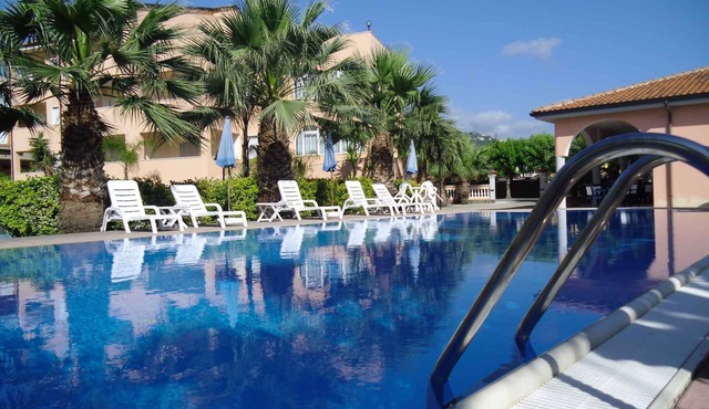 Holiday apartment with air conditioning and pool