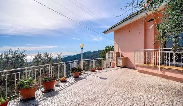 Holiday Apartment "Paola" with Sea View, Private Terrace & Wi-Fi in Villa Faraldi