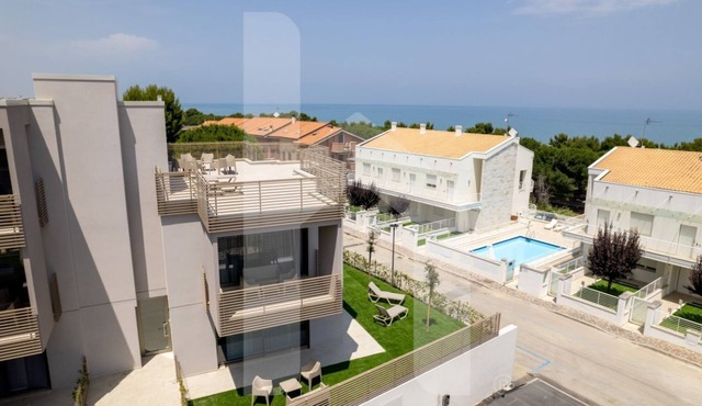Holiday home Elea will give you a holiday in Pineto but with the charm of a new modern building, fresh and designed with all the comforts. The Dafne apartment is the only one on two levels of the entire Elea complex, at the entrance a large living room w