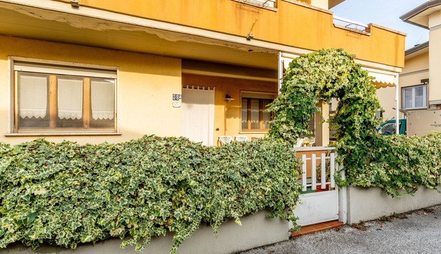 Holiday Home 'Villetta Girasole' with Private Terrace, Garden & Wi-Fi in Torre Del Lago