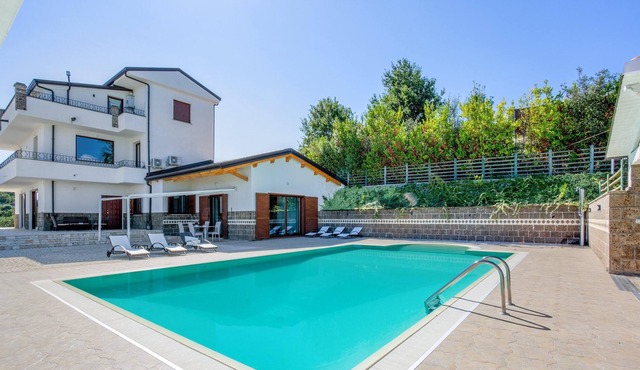 Homerez - Villa for 17 ppl. with swimming-pool, garden and terrace at Caiazzo