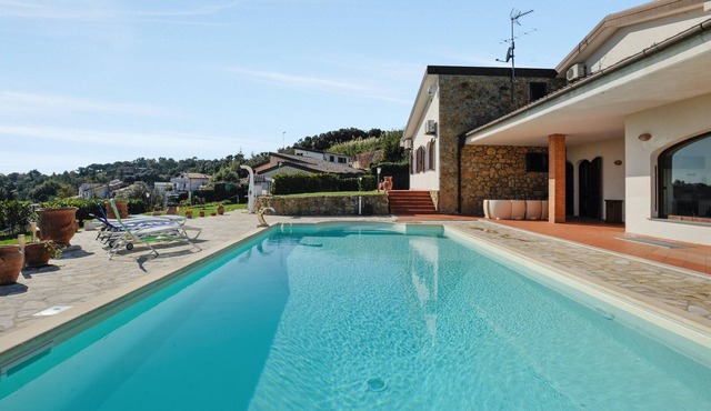 Homerez - Villa for 7 ppl. with swimming-pool and jacuzzi at Castellaccio in Castellaccio