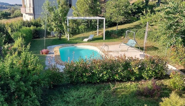 House on hillside with swimming pool. Strategic point for going to the beach or mountains