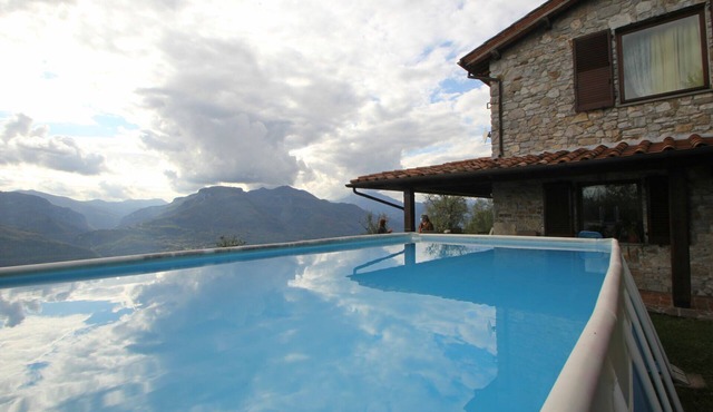 House with Pool and great panoramic views in Coreglia Antelminelli