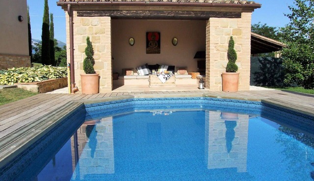 Hunters Lodge - luxury 1 bedroom house with exclusive pool. in Gualdo
