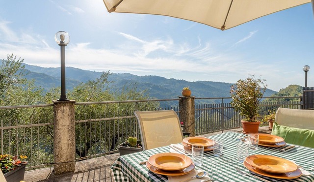 "Il Belvedere sulla Valle House" Apartment with Mountain View, Wi-Fi, and Terrace in Pescia