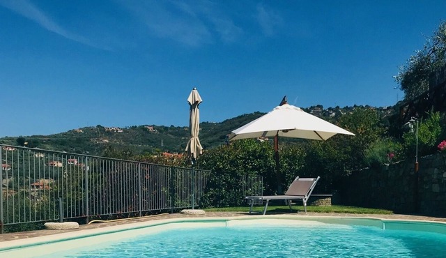 Just 1,5 km from beaches, Porto Maurizio and all amenities with swimming pool in Imperia