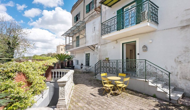 La Casa Del Bosco – Two-Story Home in Naples with Garden and Balcony