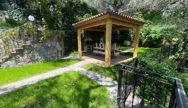 La Casetta tra ulivi e colline, con giardino privato in Civezza
