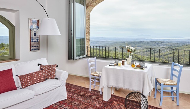 LA LOGGIA. HOUSE WITH STUNNING VIEW ABOVE THE CHIANTI REGION AND PANORAMIC POOL