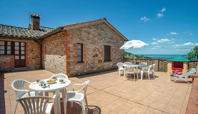 Large apartment on the first floor of an ancient and characteristic farmhouse situated on the side o in Sant'Arcangelo M. PG