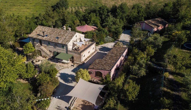 Large estate with pool and function room for retreats, wifi and air-con in Ponzano di Fermo