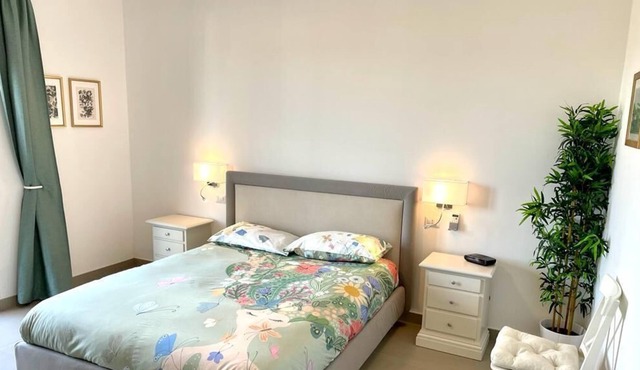 Large room with private bathroom in a farmhouse with swimming pool