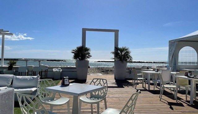 Le Vele Holiday House (three-room apartment - 2 bedrooms - with pool) in Comacchio