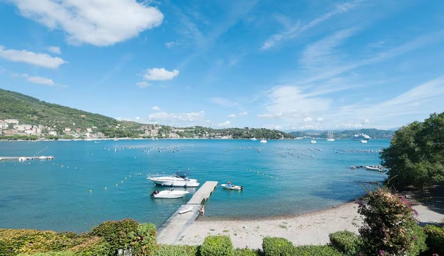Little gem in a unique place! Right on the beach with garden. Pet friendly in Portovenere