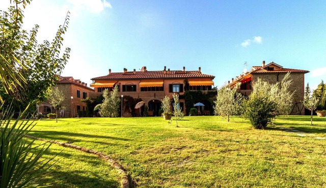 Lovely apartment with A/C, WIFI, pool, TV, patio and panoramic view, close to San Gimignano in Sughera