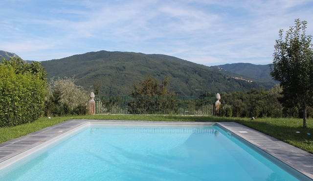 Lovely house with large garden, pool and magnificent views of Tuscan hills in Casoli