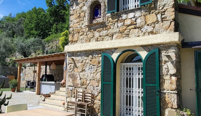 Lovely VacationHome immersed in nature, stunning views,pool,outdoor kitchen,WIFI in Dolceacqua