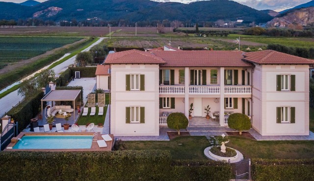 Luxury Contemporary Villa with Private Pool in Vecchiano