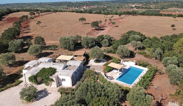 Luxury family villa to relax in with large pool in Ostuni