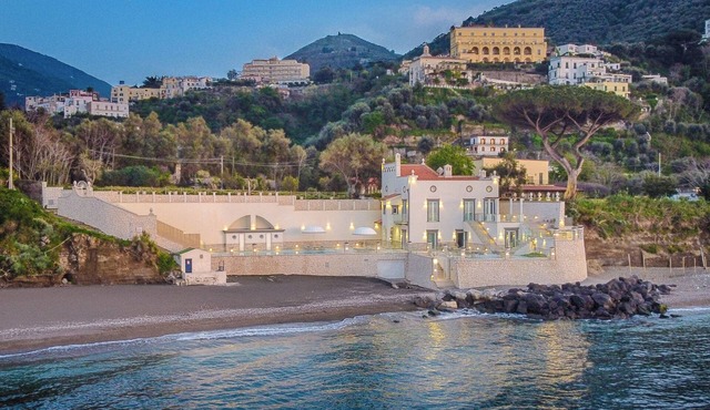 Luxury seaside villa with Vesuvius view and direct beach access
