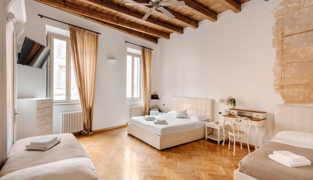 Luxury spaciuos quadruple room with large modern ensuite bathroom and airconditioning in BERGAMO
