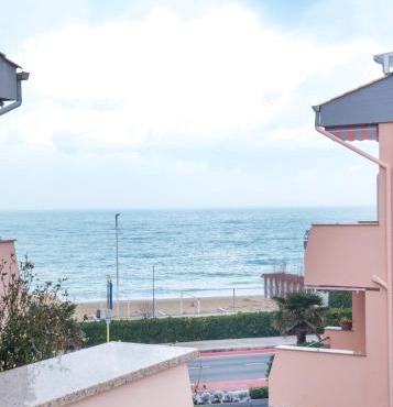 M126 - Marcelli, trilocale fronte mare in residence con piscina in Marcelli