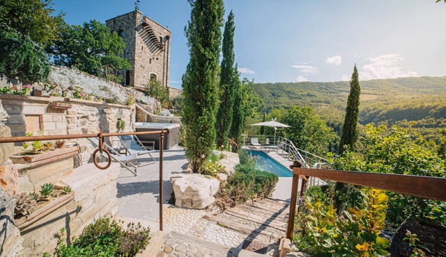 MarcheAmore - La Roccaccia. Private Castle with Pool & Jacuzzi.
