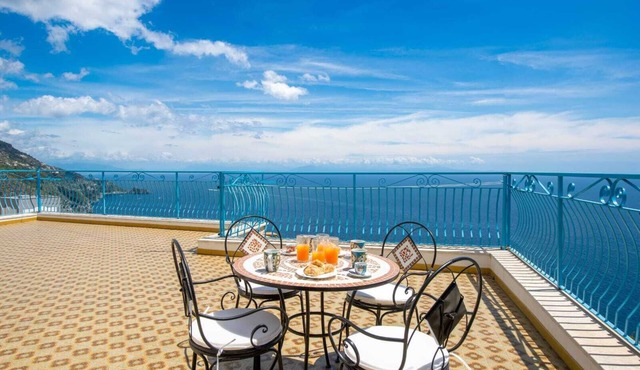 Mariantonietta House: bright colorful rooms, overlooking the vast sea