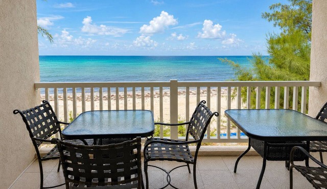Maxwell Beach Escape 2: Beachfront Apartment with Resort Access
