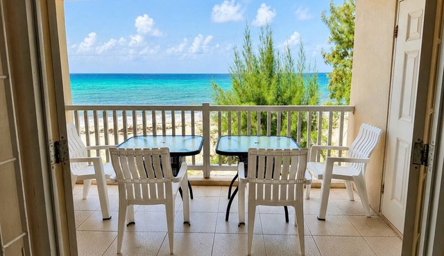 Maxwell Beach Escape 3-Three Bedroom Beachfront Apartment with Resort Access