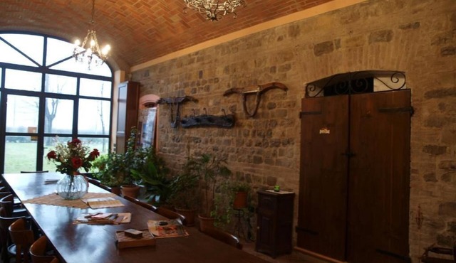 Melissa apartment, with exposed stone walls, inside a farmhouse in Scandiano