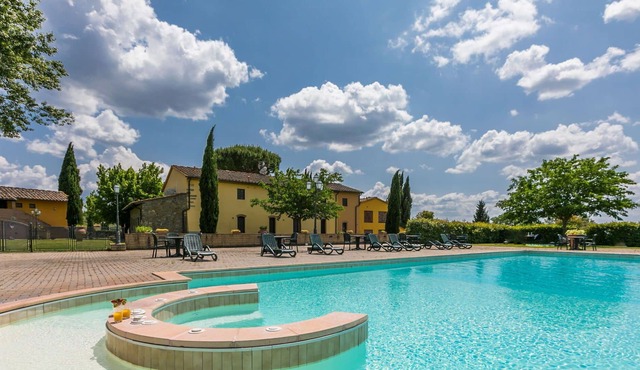 Nice apartment in villa for 4 people with pool, A/C, WIFI, TV and parking in Capraia E Limite