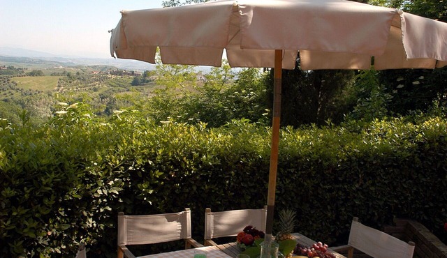 Nice apartment for 6 guests with pool, WIFI, A/C, TV and pets allowed, close to San Gimignano in Montaione